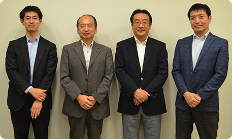 (写真左より)井上理事、澤内理事、酒井社長(阪急交通社)、室田代表理事