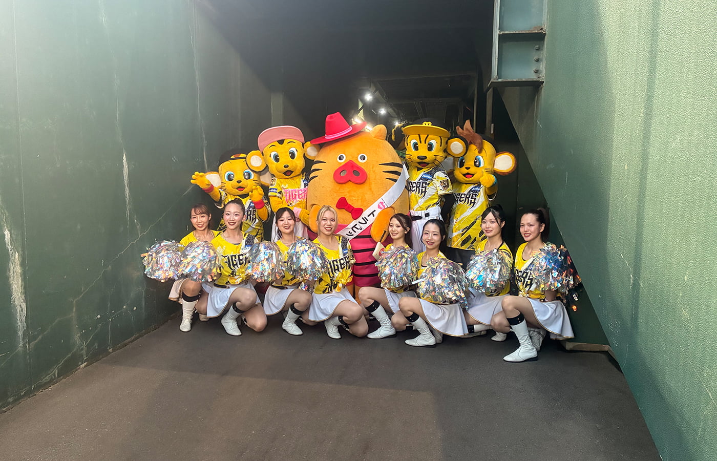 Tigers Girlsのみなさんに囲まれてのショット