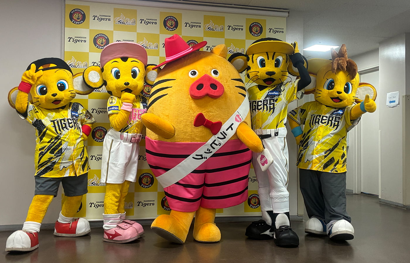 阪神タイガースのトラッキー、ラッキー、キー太、コラッキーと記念撮影！